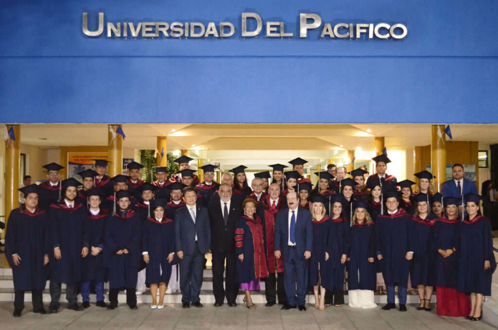 Foto grupal de graduados