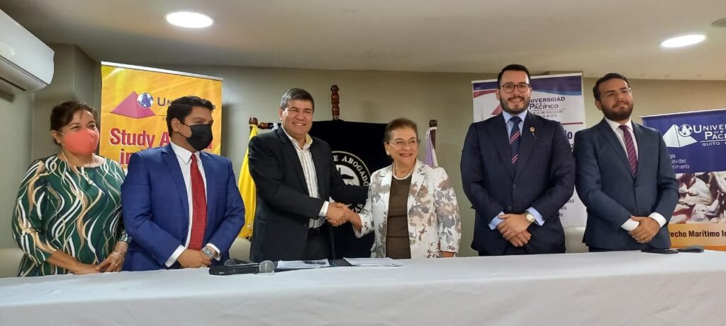 firma de convenio Colegio de Abogados del Guayas y Universidad Del Pacífico