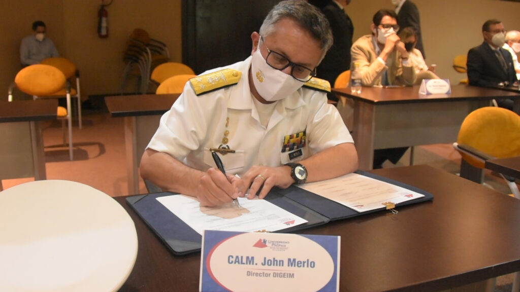 CALM John Merlo firma convenio Marítimo