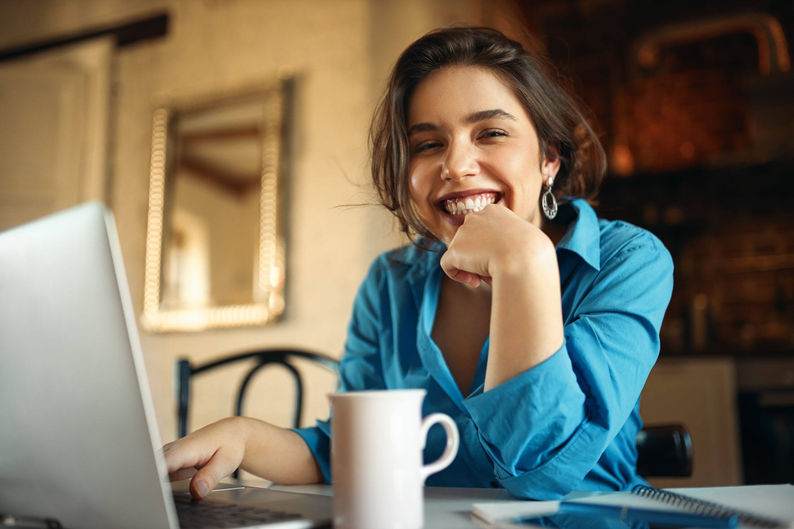 mujer sonriente trabajando en laptop