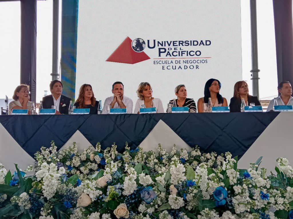 Fotografía mesa directiva evento becas municipio de Guayaquil